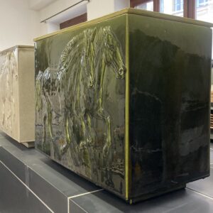 The purest companion (Horse Urn)