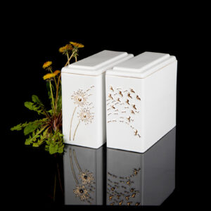 We fly on the wings of the wind (urn set (2 pieces))